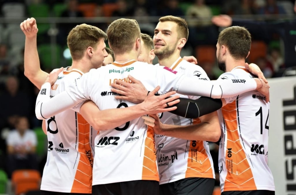 Starcie ligowych sąsiadów pod siatką  - fot. ks.cuprum.pl/Emilia Jankun
