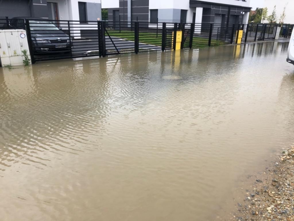 Jezioro na wyciągnięcie ręki. Wystarczy deszcz i pojawia się przed drzwiami - fot. mat. prasowe