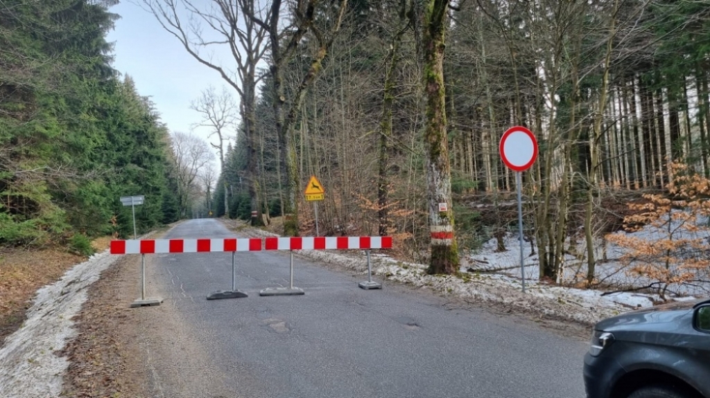 Uwaga kierowcy: Zamknięta droga nr 387 w Górach Stołowych - fot. Jarosław Wrona