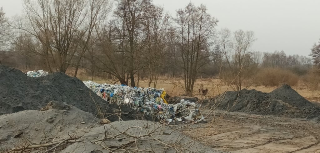 Kilka ton śmieci za miedzą. Mieszkańcy zareagowali - Fot: Beata Makowska