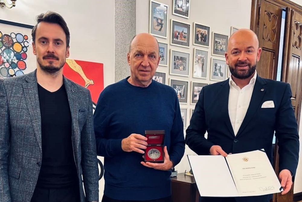 Andrej Urlep odznaczony medalem "Zasłużony dla Wrocławia" - fot. Prezydent Wrocławia Jacek Sutryk