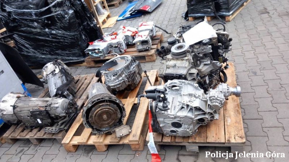 Policja zlikwidowała dziuplę samochodową z częściami za 1,6 mln zł - Fot: dolnośląska policja