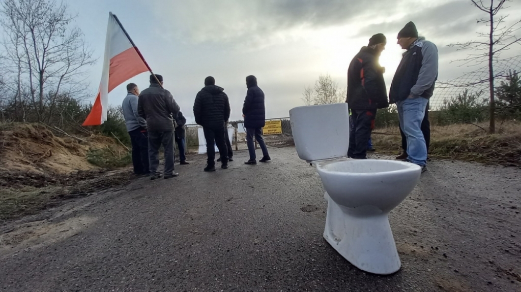 Mieszkańcy zablokowali drogę... sedesem - fot. Andrzej Andrzejewski