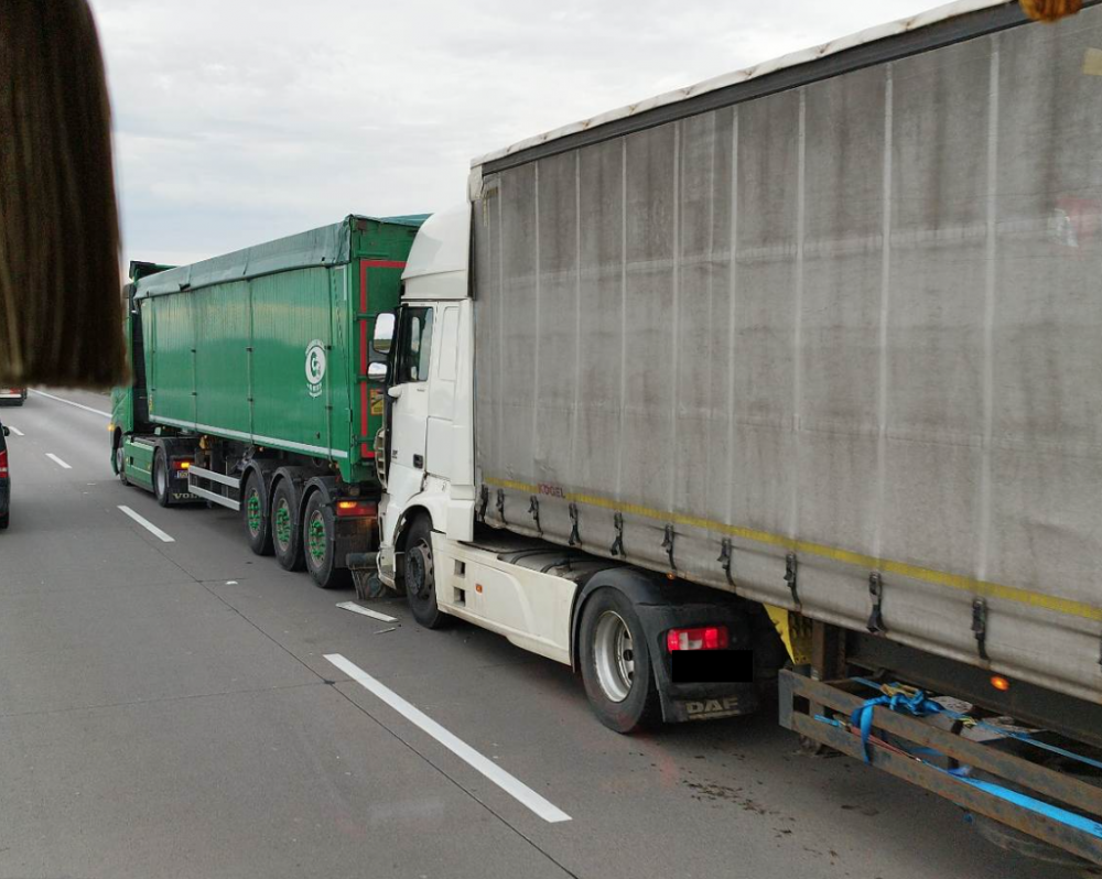 Wypadek ciężarówek i ogromny korek na A4 [AKTUALIZACJA] - fot. słuchacz Paweł