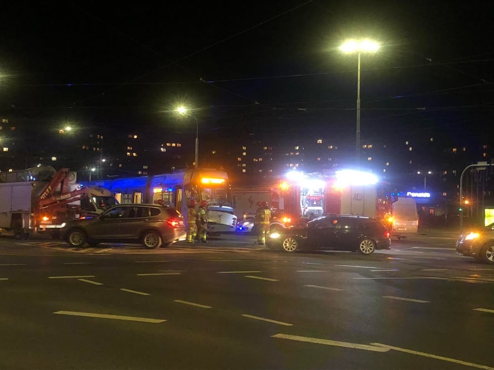 Wrocław: Wypadek tramwaju z autobusem turystycznym - fot. Słuchaczka