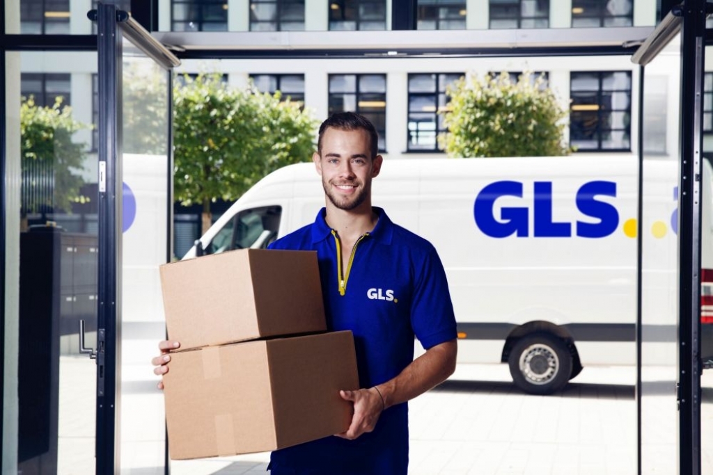 Jak wybrać kuriera dla firm? Regularne nadawanie paczek z GLS! - Materiał Sponsora