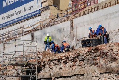 Mur znika z budowy (Zobacz)