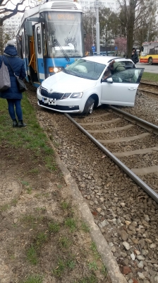 Kolizja auta z tramwajem we Wrocławiu - 1