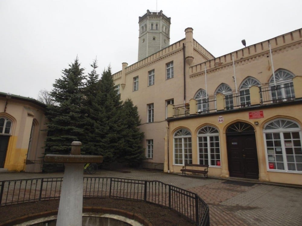 Mysłakowice: Sprzedają pałac, by dokończyć remont szkoły - fot. Piotr Słowiński
