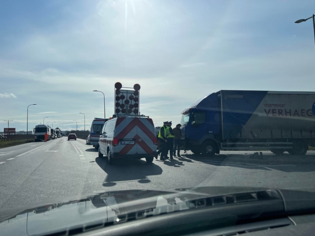 Wypadek na zjeździe Pietrzykowice, kolizja kawałek dalej. Autostrada była zablokowana - fot. Aleksander Ogrodnik