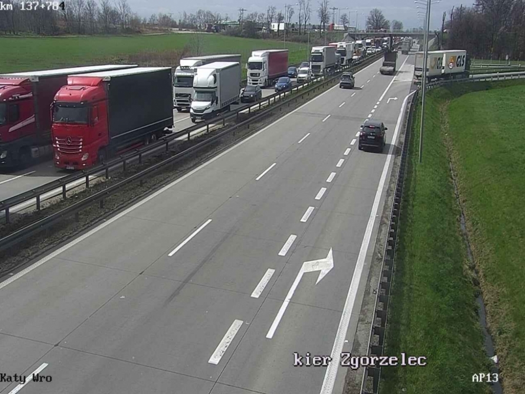 Stłuczka na A4. Tworzy się długi korek - fot. kamery GDDKiA