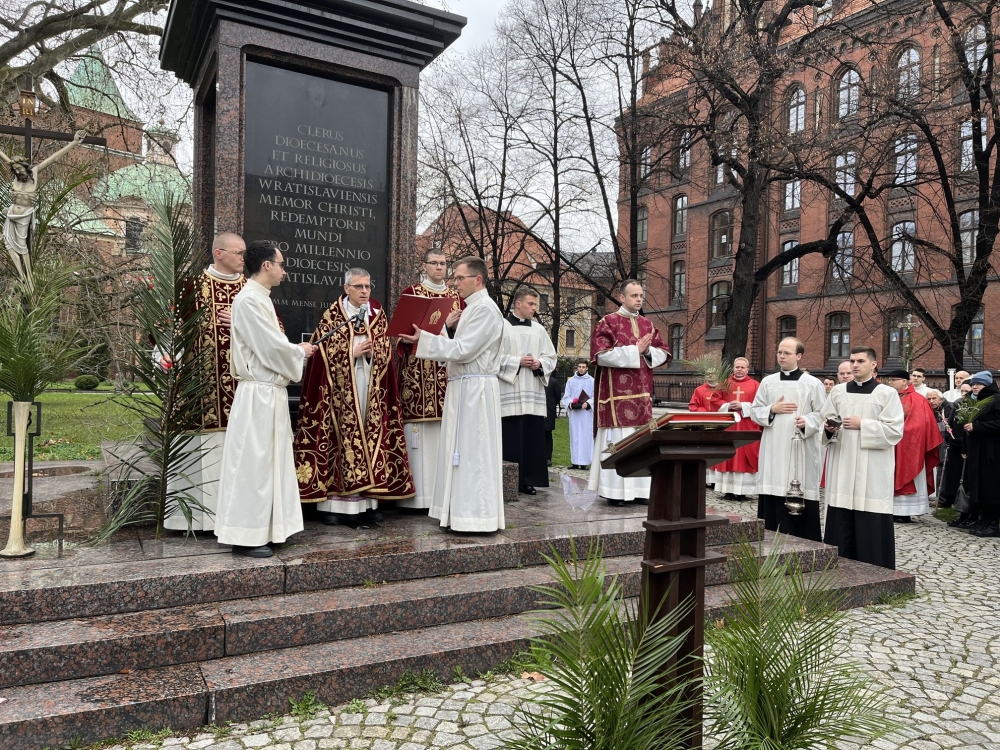 Wrocławianie ruszyli poświęcić palmy - fot: Joanna Jaros