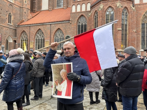 Marsz w obronie Jana Pawła II przeszedł ulicami Wrocławia  - 0