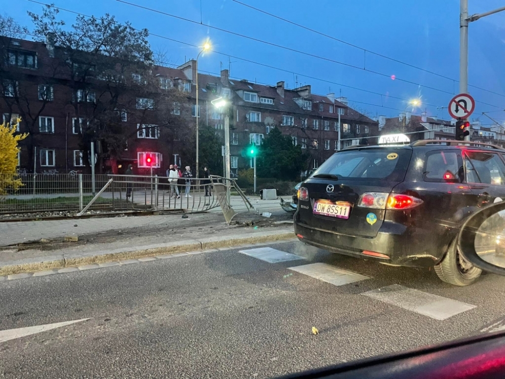 Wypadek we Wrocławiu. Samochód wjechał w barierki - fot. słuchacz