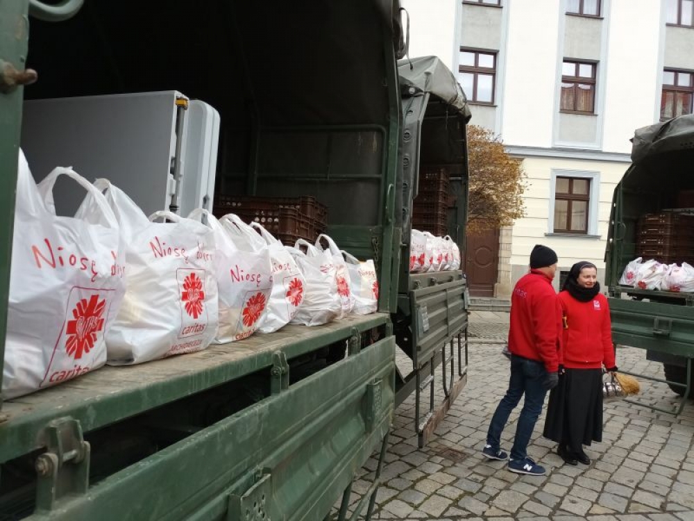 1000 paczek trafi do potrzebujących przed świętami - fot. Beata Makowska
