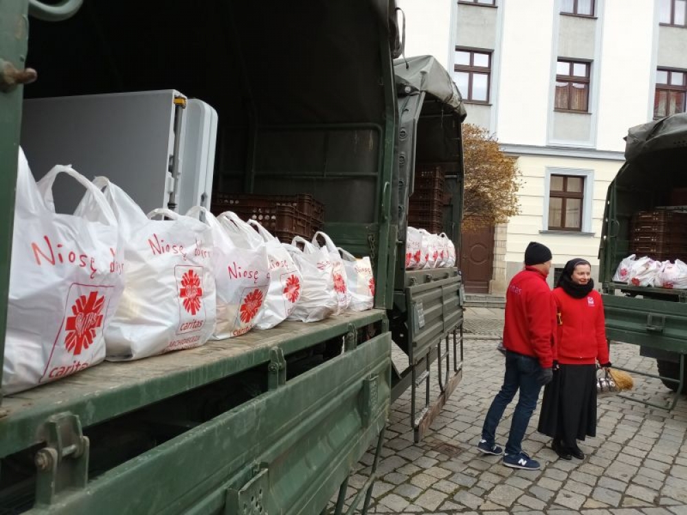 1000 paczek trafi do potrzebujących przed świętami - fot. Beata Makowska