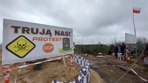 Wielkanocny stół przy... barykadzie. Pilnują drogi wjazdowej do żwirowni w Czernikowicach - 1