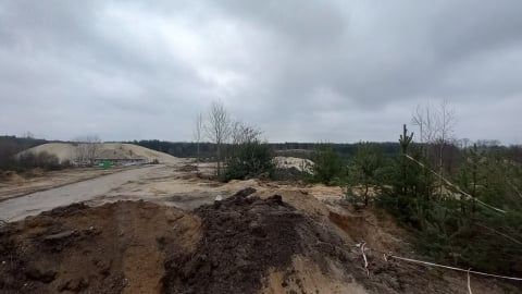 Wielkanocny stół przy... barykadzie. Pilnują drogi wjazdowej do żwirowni w Czernikowicach - 3