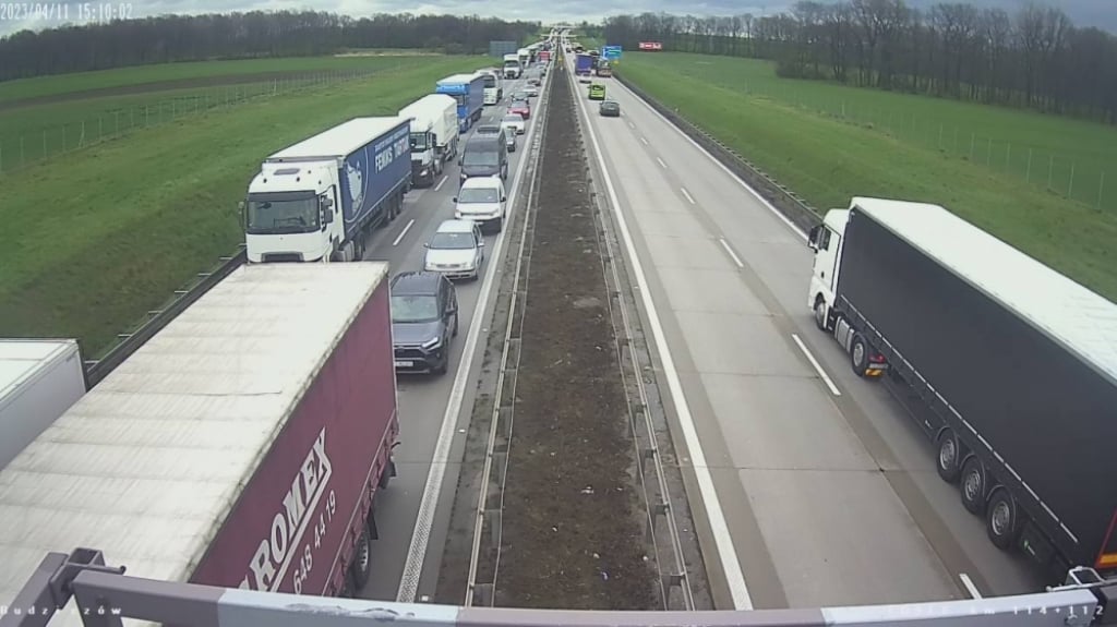 Wzmożony ruch ciężarówek i ogromne korki na A4  - fot. kamery GDDKiA