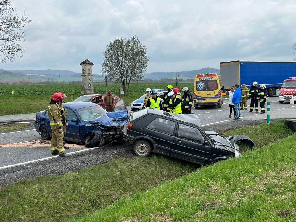 Wypadek dwóch aut i autokaru przed Kłodzkiem [FOTO] - fot. Maciej Sergel