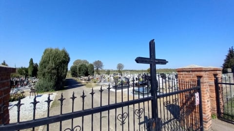 Grabarze umieścili trumnę... 3 centymetry pod powierzchnią ziemi. Później uszkodzili ją koparką - 2