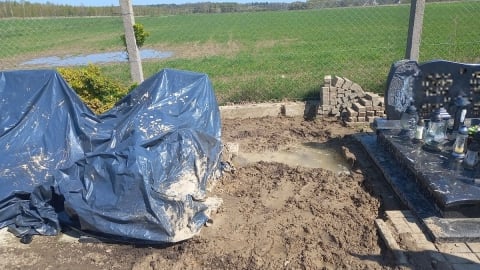 Grabarze umieścili trumnę... 3 centymetry pod powierzchnią ziemi. Później uszkodzili ją koparką - 10