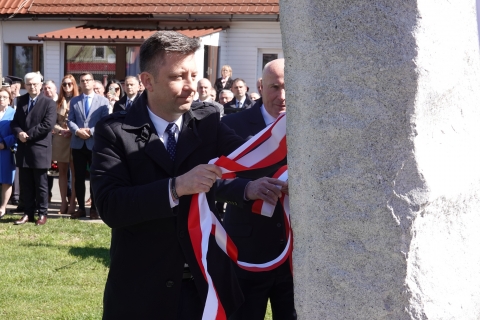 W Czarnym Borze odsłonięto obelisk upamiętniający ofiary katastrofy smoleńskiej - 3