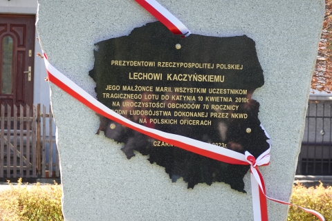 W Czarnym Borze odsłonięto obelisk upamiętniający ofiary katastrofy smoleńskiej - 5