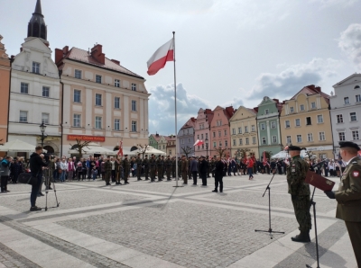 Dzień Flagi w Bolesławcu z udziałem polskich i amerykańskich żołnierzy
