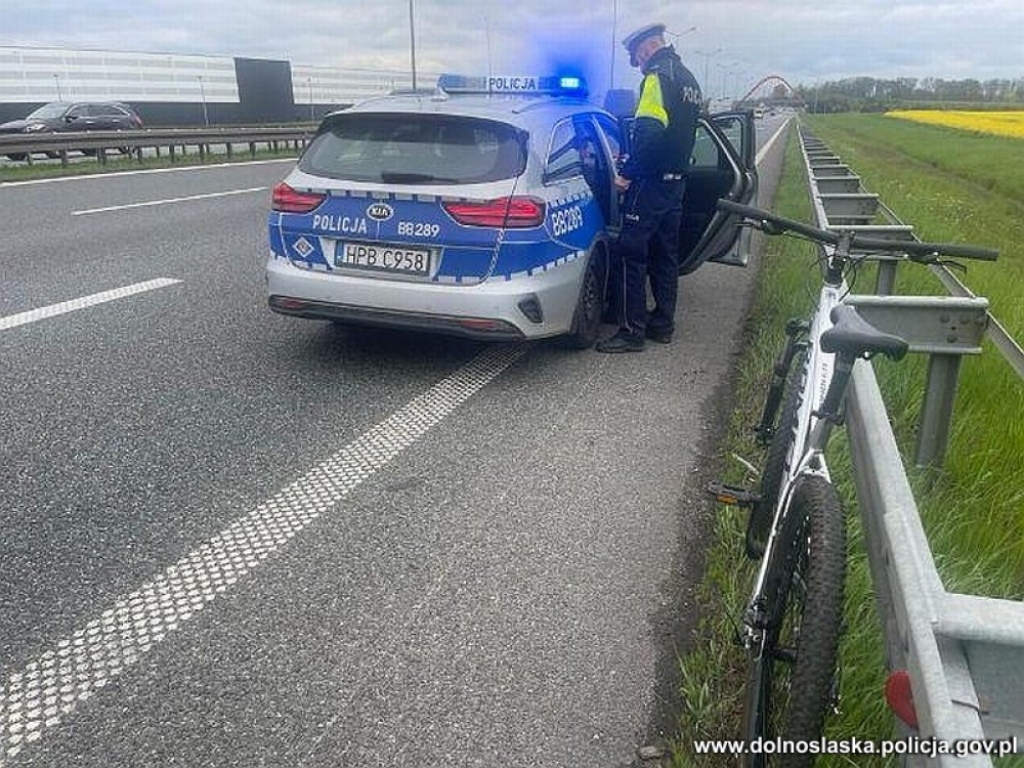 Pijany 55-latek jechał rowerem autostradą A4 na komunię wnuka - fot. Policja