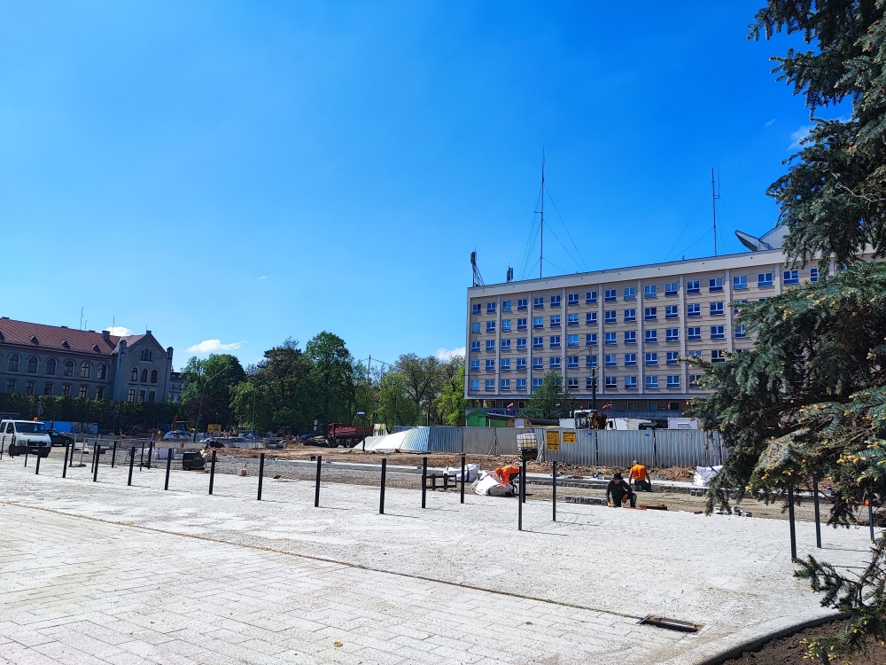 Legniczanie krytykują przebudowę Placu Słowiańskiego: "betonoza i słupkoza" - fot. Karolina Bieniek
