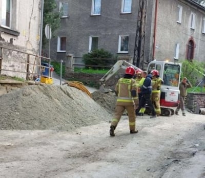Nowa Ruda: Ekipa budowlana uszkodziła gazociąg. Służby zabezpieczyły miejsce