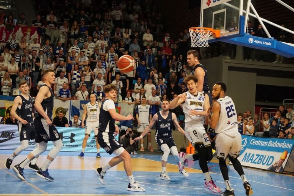 Górnik Wałbrzych walczy o Basket Ligę. Na razie musi gonić wynik - fot. Robert Radczak
