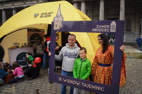 Belgijscy turyści na Zamku Grodziec - 13