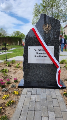W Niemczy otwarto skwer pamięci Marii i Lecha Kaczyńskich - 0