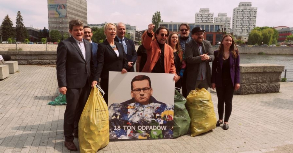 Wyłowili śmieci z rzeki, a potem wysypali je przed urzędem - fot. Witold Miklaszewski/FB Dominik Dobrowolski