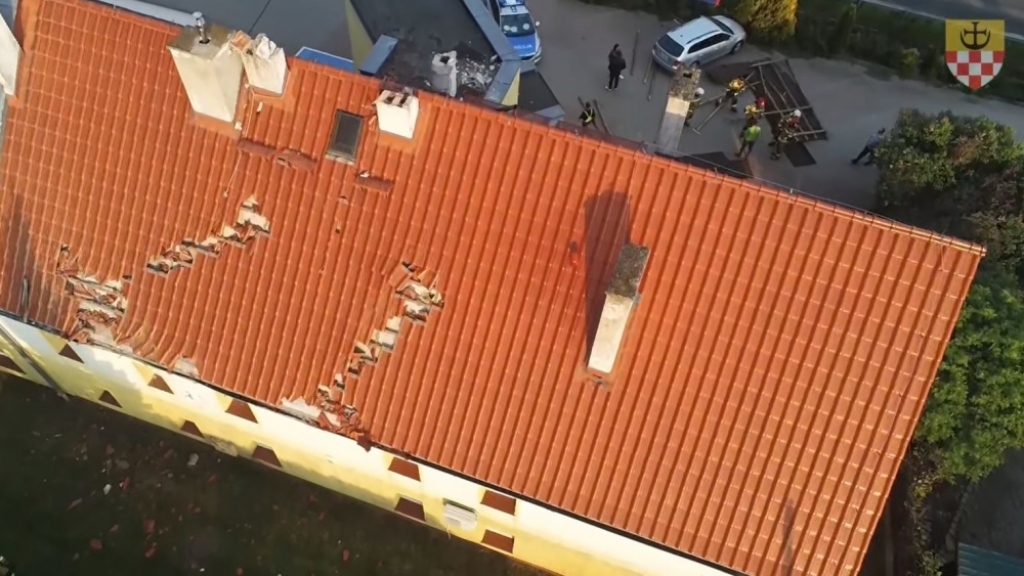 Trąba powietrzna uszkodziła gminny ośrodek zdrowia w Piotrowicach - fot. Facebook Gmina Męcinka