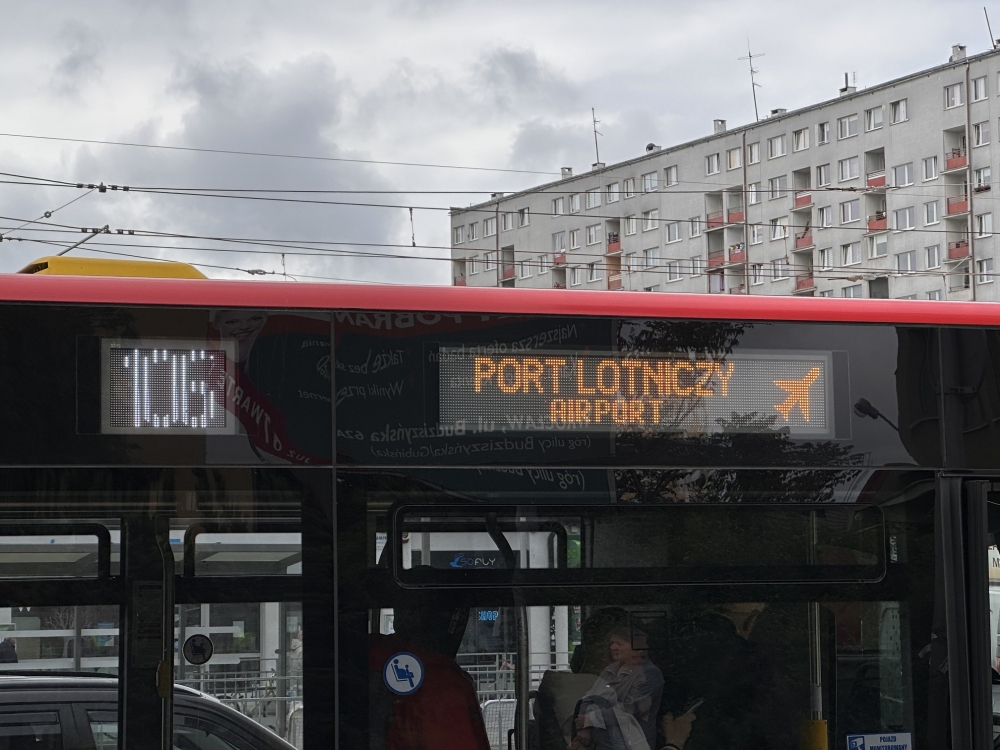 Autobusy na wrocławskie lotnisko są oblegane - fot. Jakub Dworzecki