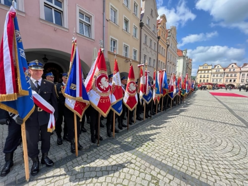 Dolnośląscy strażacy obchodzili swój dzień w Jeleniej Górze. Wręczono medale i nowy sztandar - fot. Jakub Thauer