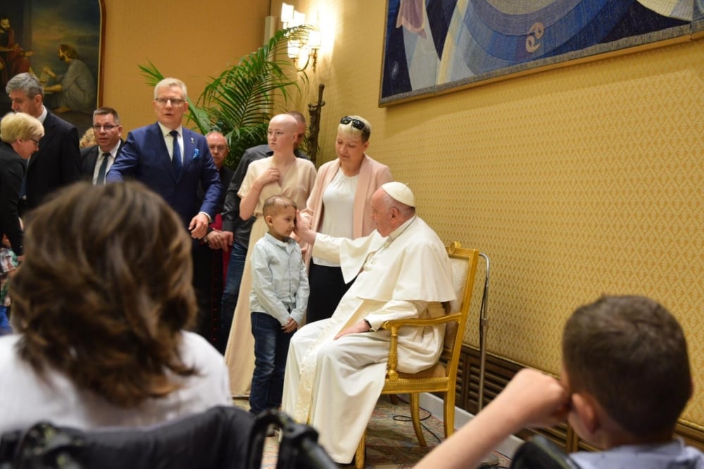 Papież spotkał się z grupą dzieci chorych na raka z Kliniki Onkologicznej we Wrocławiu - fot. Krzysztof Bramorski
