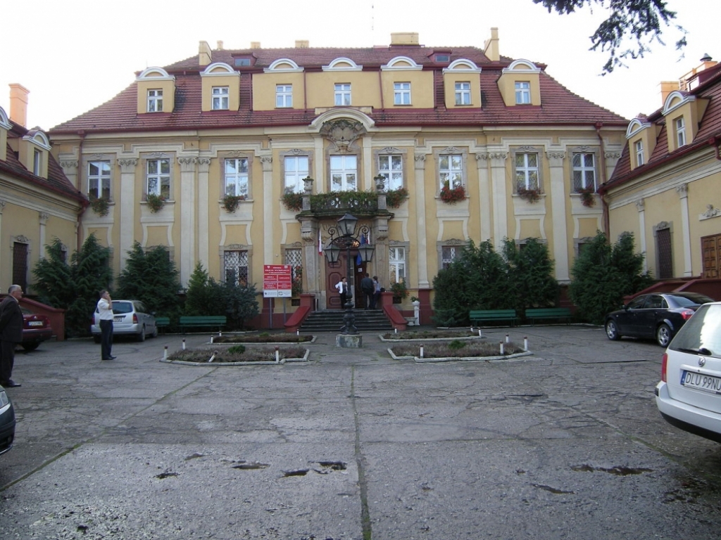 Zabytkowy pałac w Szklarach Górnych został wystawiony na sprzedaż - fot. Wikipedia