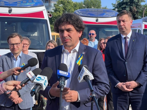 Karetki i TIR z darami wyruszyły z Wrocławia na Ukrainę - 1