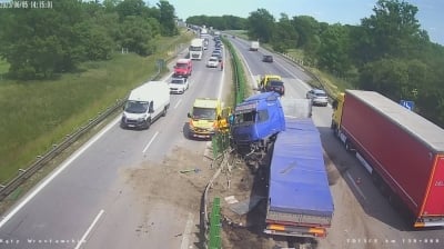 Ciężarówka uderzyła w bariery na A4. Korki w obie strony