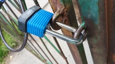 Mają dom, ale nie mogą do niego wejść. Kuriozalny sp&oacute;r w Węgrach
