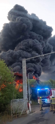 Pali się duże składowisko starych opon - 2