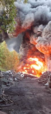 Pali się duże składowisko starych opon - 3