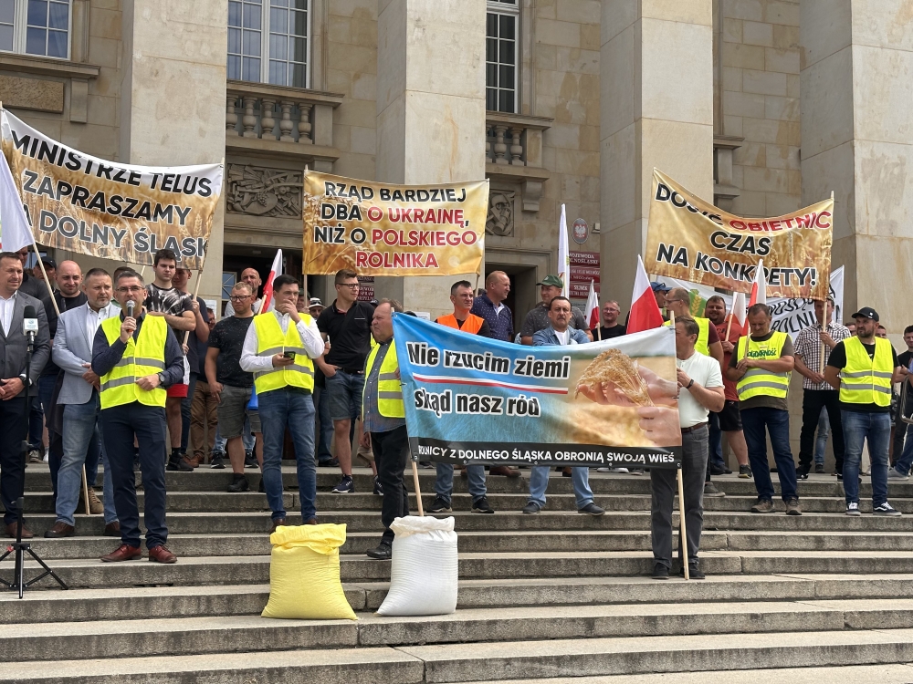 Rolnicy protestowali przed Urzędem Wojewódzkim - fot. Jakub Dworzecki