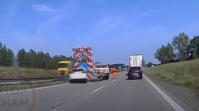 Auto wjechało w obsługę techniczną na autostradzie A4