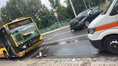 Wrocław: Autobus zderzył się z osobówką