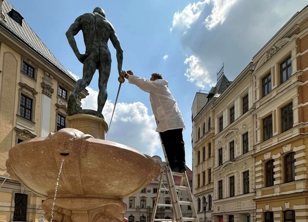Szermierz długo szpadą się nie cieszył. Teraz ma już nową - fot. Zarząd Dróg i Utrzymania Miasta we Wrocławiu / Facebook